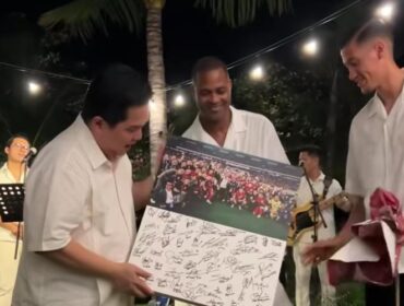 Ketua Umum PSSI Erick Thohir menerima hadiah dari Pelatih Timnas Patrick Kluivert dan kapten Jay Idzes (Foto : IG Erick Thohir)