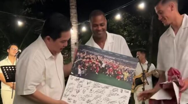 Ketua Umum PSSI Erick Thohir menerima hadiah dari Pelatih Timnas Patrick Kluivert dan kapten Jay Idzes (Foto : IG Erick Thohir)