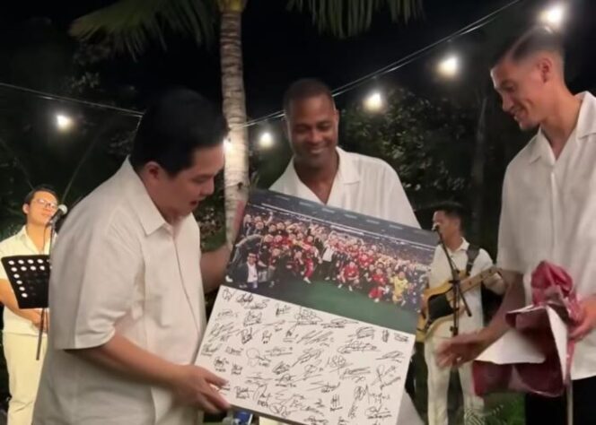 
					Ketua Umum PSSI Erick Thohir menerima hadiah dari Pelatih Timnas Patrick Kluivert dan kapten Jay Idzes (Foto : IG Erick Thohir)