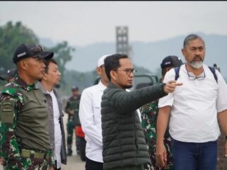 Ustadz Hadi Hidayat saat meninjau Program Ketahanan Pangan bersama anggota TNI di Batujajar (Foto: 1st)