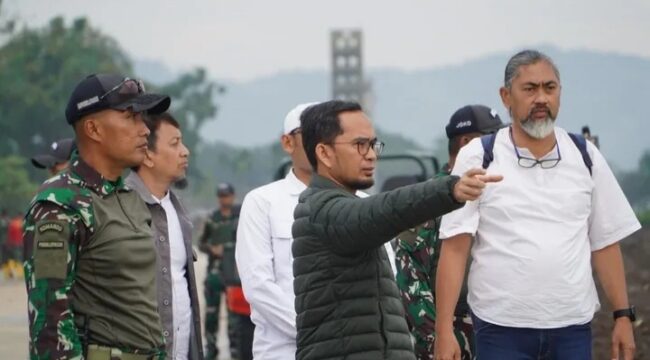 Ustadz Hadi Hidayat saat meninjau Program Ketahanan Pangan bersama anggota TNI di Batujajar (Foto: 1st)