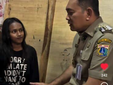 Wali Kota Jakarta Pusat Arifin saat bertemu Aulia anak putus sekolah yang kini bisa bersekolah kembali. (Foto : Kominfotik Jakpus)