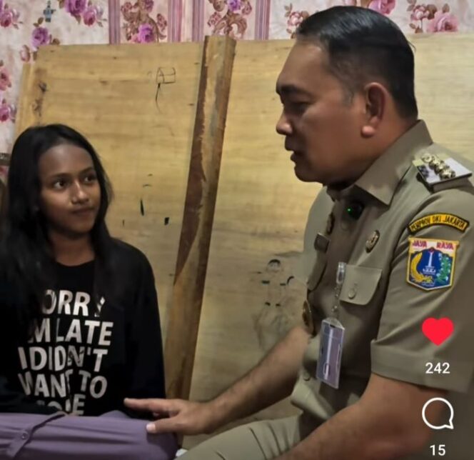 
Wali Kota Jakarta Pusat Arifin saat bertemu Aulia anak putus sekolah yang kini bisa bersekolah kembali. (Foto : Kominfotik Jakpus)