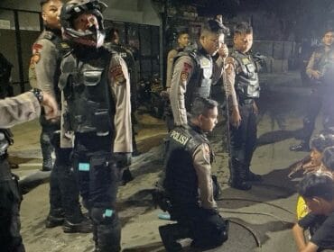 Satuan Polisi Perintis Polda Metro Jaya saat mengamankan 9 pemuda yang terlibat tawuran. (Foto: Humas Polda Metro Jaya)