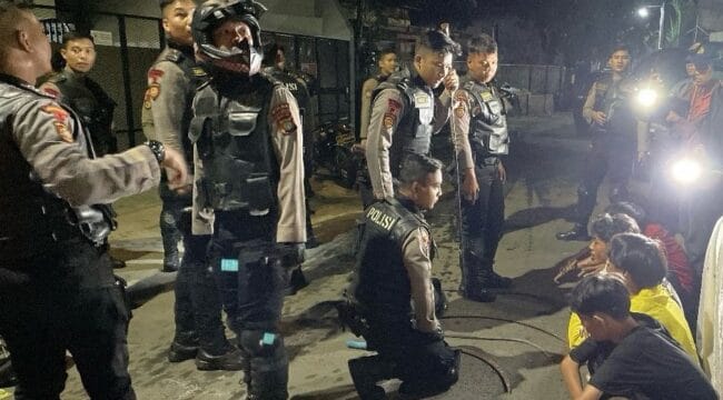 Satuan Polisi Perintis Polda Metro Jaya saat mengamankan 9 pemuda yang terlibat tawuran. (Foto: Humas Polda Metro Jaya)