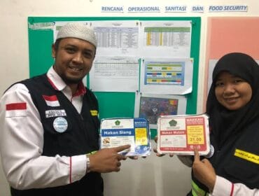 ILustrasi:  Dua Petugas Layana Haji saat menunjukan menu makanan bagi para jemaah haji. (Foto : Kemenkes)