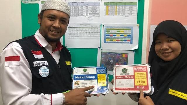 ILustrasi:  Dua Petugas Layana Haji saat menunjukan menu makanan bagi para jemaah haji. (Foto : Kemenkes)