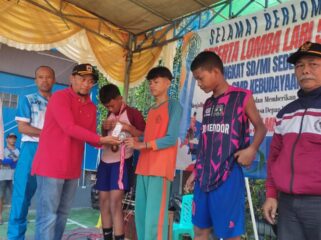 Lurah Semanan Danur Sasono Saat memberikan Plakat dan medali kepada para pemenang Lomab Lari 5 KM, SMP Kebudayaan .(Foto : Sirhan)