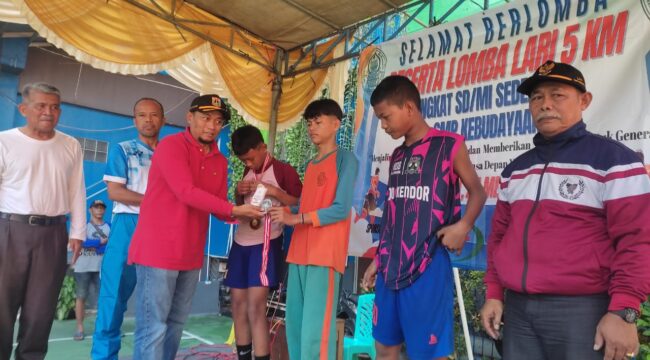 Lurah Semanan Danur Sasono Saat memberikan Plakat dan medali kepada para pemenang Lomab Lari 5 KM, SMP Kebudayaan .(Foto : Sirhan)