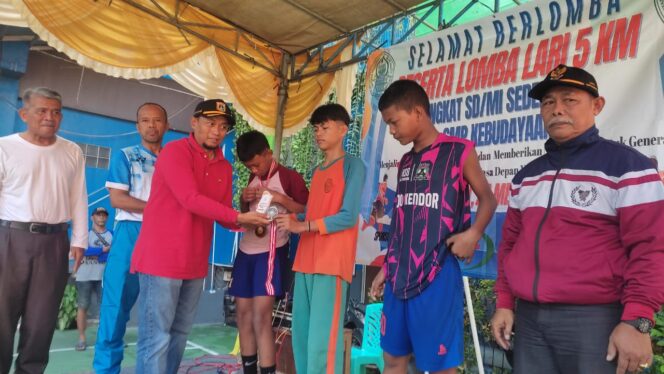 
					Lurah Semanan Danur Sasono Saat memberikan Plakat dan medali kepada para pemenang Lomab Lari 5 KM, SMP Kebudayaan .(Foto : Sirhan)