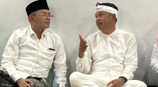 Gubernur Jawa Barat Dedi Mulyadi saat berdikusi dengan KH Maman Imanulhaq di Ponpes Ekologi Al Mizan Wanajaya, Majalengka (Foto : KITA0