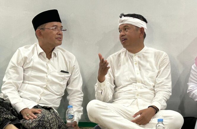 
					Gubernur Jawa Barat Dedi Mulyadi saat berdikusi dengan KH Maman Imanulhaq di Ponpes Ekologi Al Mizan Wanajaya, Majalengka (Foto : KITA0