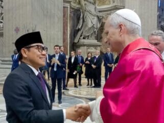 Menko PMRI Muhaimin Iskandar saat memberikan ucapan kepada Paus Leo XXIV di Vatikan (Foto: Ist)