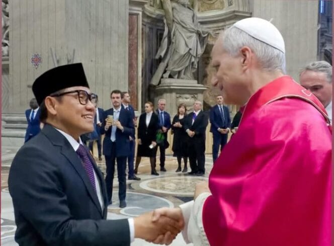 
					Menko PMRI Muhaimin Iskandar saat memberikan ucapan kepada Paus Leo XXIV di Vatikan (Foto: Ist)