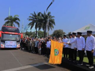 Wakil Gubernur Banten H. A. Dimyati Natakusumah didampingi Wali Kota Tangerang Sachrudin saat melepas keberangkatan calon haji .(Foto : Diskominfo Pemkot Tangerang)