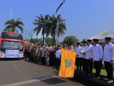 Wakil Gubernur Banten H. A. Dimyati Natakusumah didampingi Wali Kota Tangerang Sachrudin saat melepas keberangkatan calon haji .(Foto : Diskominfo Pemkot Tangerang)