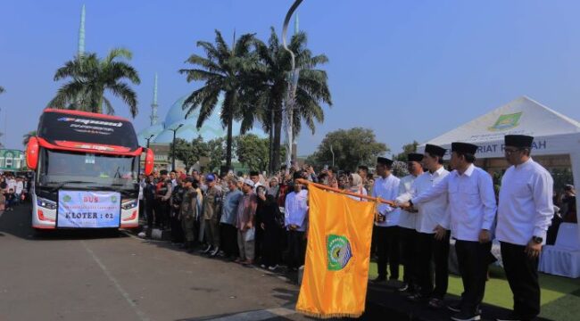 Wakil Gubernur Banten H. A. Dimyati Natakusumah didampingi Wali Kota Tangerang Sachrudin saat melepas keberangkatan calon haji .(Foto : Diskominfo Pemkot Tangerang)