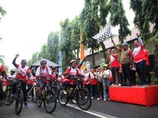 Wali Kota Jakarta Pusat Arifin didampingi Ketua PWI DKI Jakarta Kesit B Handoyo saat melepas peserta Fun Bike Siwo Jaya 2025 (Foto : Joko Dolog/PWI Jaya)