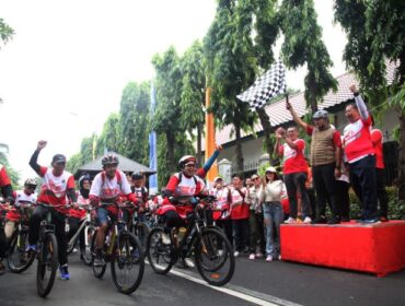 Wali Kota Jakarta Pusat Arifin didampingi Ketua PWI DKI Jakarta Kesit B Handoyo saat melepas peserta Fun Bike Siwo Jaya 2025 (Foto : Joko Dolog/PWI Jaya)