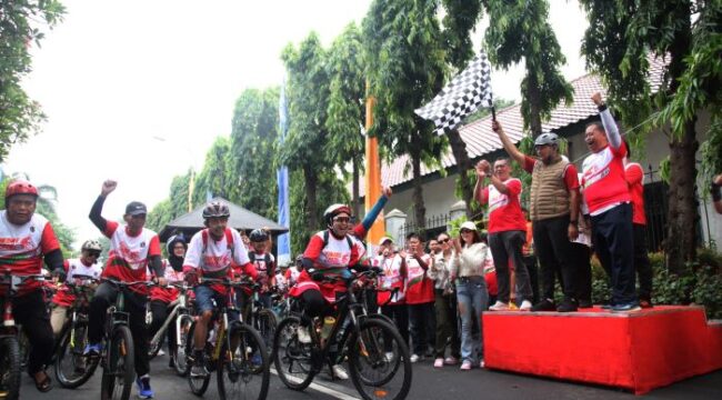 Wali Kota Jakarta Pusat Arifin didampingi Ketua PWI DKI Jakarta Kesit B Handoyo saat melepas peserta Fun Bike Siwo Jaya 2025 (Foto : Joko Dolog/PWI Jaya)