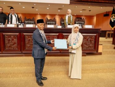 Direktur Utama Adara Relief International, Maryam Rachmayani saat memberikan cendera mata kepada Wakil Ketua MPR RI Hidayat Nur Wahid dalam kegiatan Seminar “From the Shadows of Nakba: Breaking the Silence, End the Ongoing Genocide”  (Foto : Adara  Relief International)