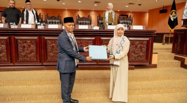 Direktur Utama Adara Relief International, Maryam Rachmayani saat memberikan cendera mata kepada Wakil Ketua MPR RI Hidayat Nur Wahid dalam kegiatan Seminar “From the Shadows of Nakba: Breaking the Silence, End the Ongoing Genocide”  (Foto : Adara  Relief International)