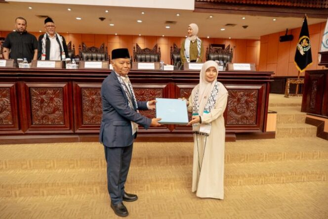 
Direktur Utama Adara Relief International, Maryam Rachmayani saat memberikan cendera mata kepada Wakil Ketua MPR RI Hidayat Nur Wahid dalam kegiatan Seminar “From the Shadows of Nakba: Breaking the Silence, End the Ongoing Genocide”  (Foto : Adara  Relief International)