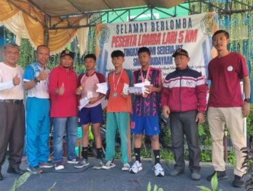 Dari Kiri ke kanan, Waka Kesiswaan  Deden Nurdiansyah, S.Pd, Kepala SMP Kebudayaan Semanan,Usup Samsuri S.Pd .MM ,Juara I,2,dan 3, Lurah Semanan Danur Sasono,Pengawas Madya Pendidikan SMP Negeri dan Swasta Jakarat Barat 1 H. Arif Darmawan dan Ketua RW 06 Suhaib Rizal (Foto : Sirhan)