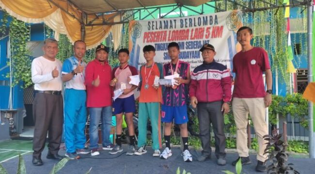 Dari Kiri ke kanan, Waka Kesiswaan  Deden Nurdiansyah, S.Pd, Kepala SMP Kebudayaan Semanan,Usup Samsuri S.Pd .MM ,Juara I,2,dan 3, Lurah Semanan Danur Sasono,Pengawas Madya Pendidikan SMP Negeri dan Swasta Jakarat Barat 1 H. Arif Darmawan dan Ketua RW 06 Suhaib Rizal (Foto : Sirhan)