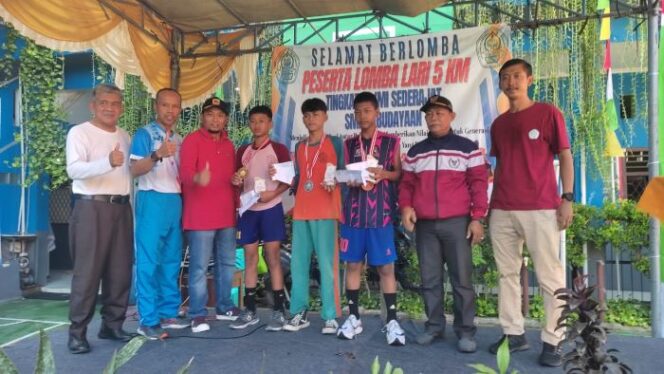 
					Dari Kiri ke kanan, Waka Kesiswaan  Deden Nurdiansyah, S.Pd, Kepala SMP Kebudayaan Semanan,Usup Samsuri S.Pd .MM ,Juara I,2,dan 3, Lurah Semanan Danur Sasono,Pengawas Madya Pendidikan SMP Negeri dan Swasta Jakarat Barat 1 H. Arif Darmawan dan Ketua RW 06 Suhaib Rizal (Foto : Sirhan)