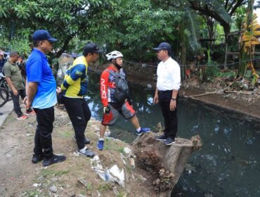 Wali Kota Tangerang Sachrudin saat memberikan arahan kepada jajarannya sebelum melaksankan kerja bakti massal. (Foro: Diskominfo Pemkot Tangerang)