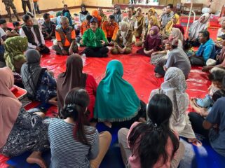 Anggota DPR RI Fraksi PKB KH Maman Imanulhaq saat mengunjungi korban bencana longsor di Sumedang. (Foto : KITA)