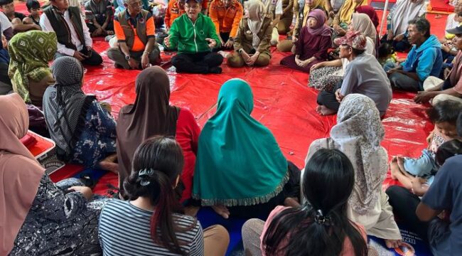 Anggota DPR RI Fraksi PKB KH Maman Imanulhaq saat mengunjungi korban bencana longsor di Sumedang. (Foto : KITA)