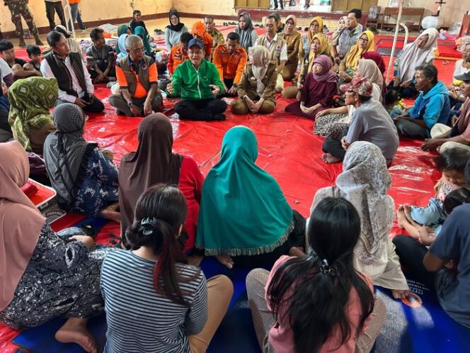 
					Anggota DPR RI Fraksi PKB KH Maman Imanulhaq saat mengunjungi korban bencana longsor di Sumedang. (Foto : KITA)