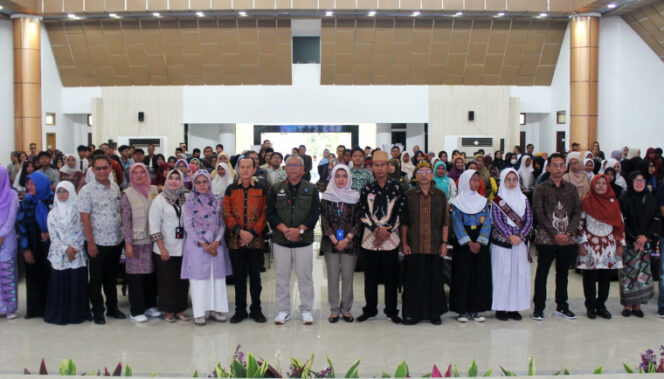 
					Ratusan guru saat foto bersama usai deklarasikan Gerakan Literasi Sekolah (Foto: Diskominfo Kab.Tangerang)