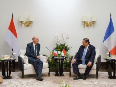 Menteri Koordinator Bidang Perekonomian Airlangga saat bertemu dengan Menteri Ekonomi, Keuangan, dan Kedaulatan Industri serta Digital Prancis Eric Lombard.  (Foto : Humas Kemenko Perekonomian)