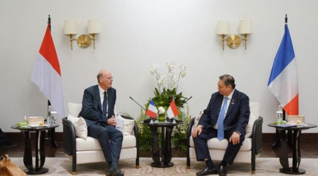 Menteri Koordinator Bidang Perekonomian Airlangga saat bertemu dengan Menteri Ekonomi, Keuangan, dan Kedaulatan Industri serta Digital Prancis Eric Lombard.  (Foto : Humas Kemenko Perekonomian)