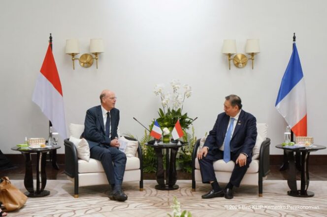 
					Menteri Koordinator Bidang Perekonomian Airlangga saat bertemu dengan Menteri Ekonomi, Keuangan, dan Kedaulatan Industri serta Digital Prancis Eric Lombard.  (Foto : Humas Kemenko Perekonomian)