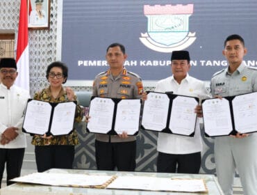Bupati Tangerang Moch Maesyal Rasyid (pojok kiri)  saat foto bersama usai penandatanganan kerjasama. (Foto:Prokopim Kab.Tangerang) 