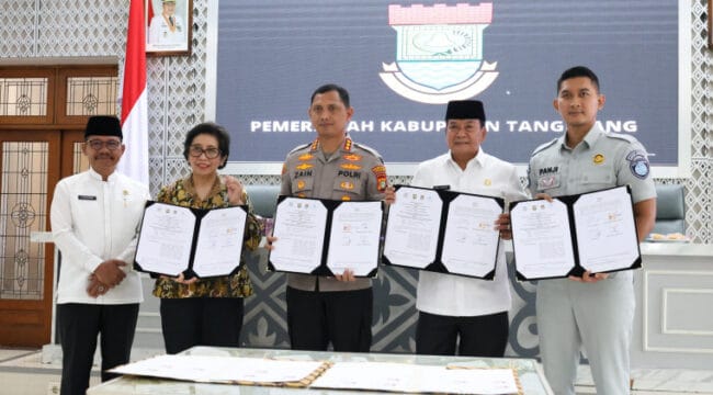 Bupati Tangerang Moch Maesyal Rasyid (pojok kiri)  saat foto bersama usai penandatanganan kerjasama. (Foto:Prokopim Kab.Tangerang) 