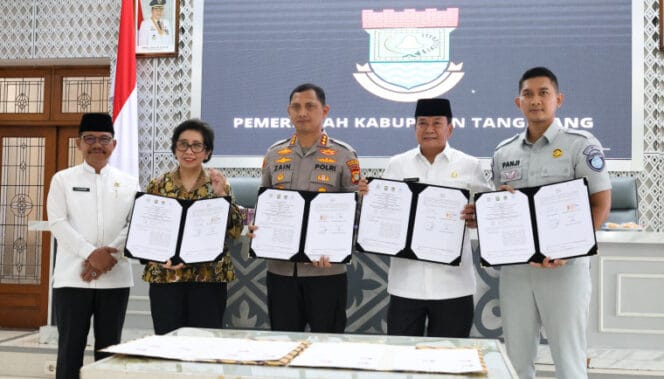 
					Bupati Tangerang Moch Maesyal Rasyid (pojok kiri)  saat foto bersama usai penandatanganan kerjasama. (Foto:Prokopim Kab.Tangerang) 