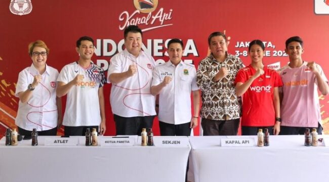 Wakil Ketua III PBSI sekaligus Ketua Panitia Armand Darmadji  (tiga dari kiiri) saat konferensi pers. (Foto : PBSI)
