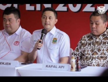 Sekretaris Jenderal PP PBSI Ricky Subagja saat memberikan keterangn dalam konferensi pers (Foto : PBSI)