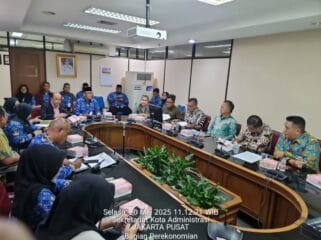 Panitia Fun Bike Siwo PWI Jaya 2025 saat melakukan pertemuan dengan Wali Kota jakpus Arifin dan jajarannya (Foto : PWI Jaya)