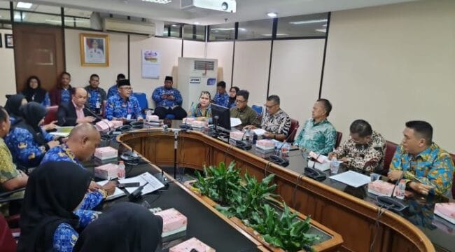 Panitia Fun Bike Siwo PWI Jaya 2025 saat melakukan pertemuan dengan Wali Kota jakpus Arifin dan jajarannya (Foto : PWI Jaya)