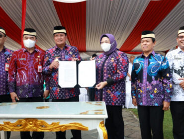  Bupati Tangerang Moch Maesyal Rasyid  bersana Wabup Intan Nurul Hikmah saat mencanangkan Solah Gratis untuk SD dan SMP Swasta. (Foto : Prokopim Kab. Tangerang)