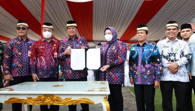 
					 Bupati Tangerang Moch Maesyal Rasyid  bersana Wabup Intan Nurul Hikmah saat mencanangkan Solah Gratis untuk SD dan SMP Swasta. (Foto : Prokopim Kab. Tangerang)