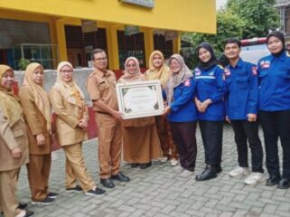 Tim TMS Dinas Sosial Kota Tangerang saat berfoto bersama dengan Kepala SDN Sudimara 4 dan 6 Ciledug usai sosialisasi TMS. (Foto : Ist)