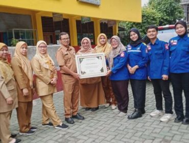 Tim TMS Dinas Sosial Kota Tangerang saat berfoto bersama dengan Kepala SDN Sudimara 4 dan 6 Ciledug usai sosialisasi TMS. (Foto : Ist)