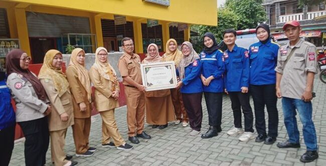 Tim TMS Dinas Sosial Kota Tangerang saat berfoto bersama dengan Kepala SDN Sudimara 4 dan 6 Ciledug usai sosialisasi TMS. (Foto : Ist)